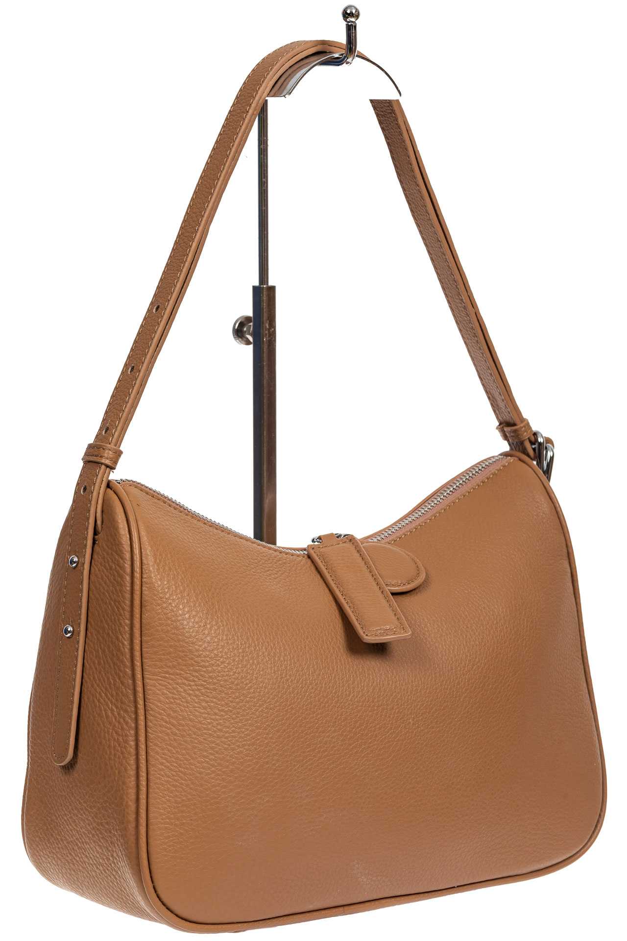 На фото 1 - Женская сумка-седло из фактурной натуральной кожи с подвесками, цвет бежевый