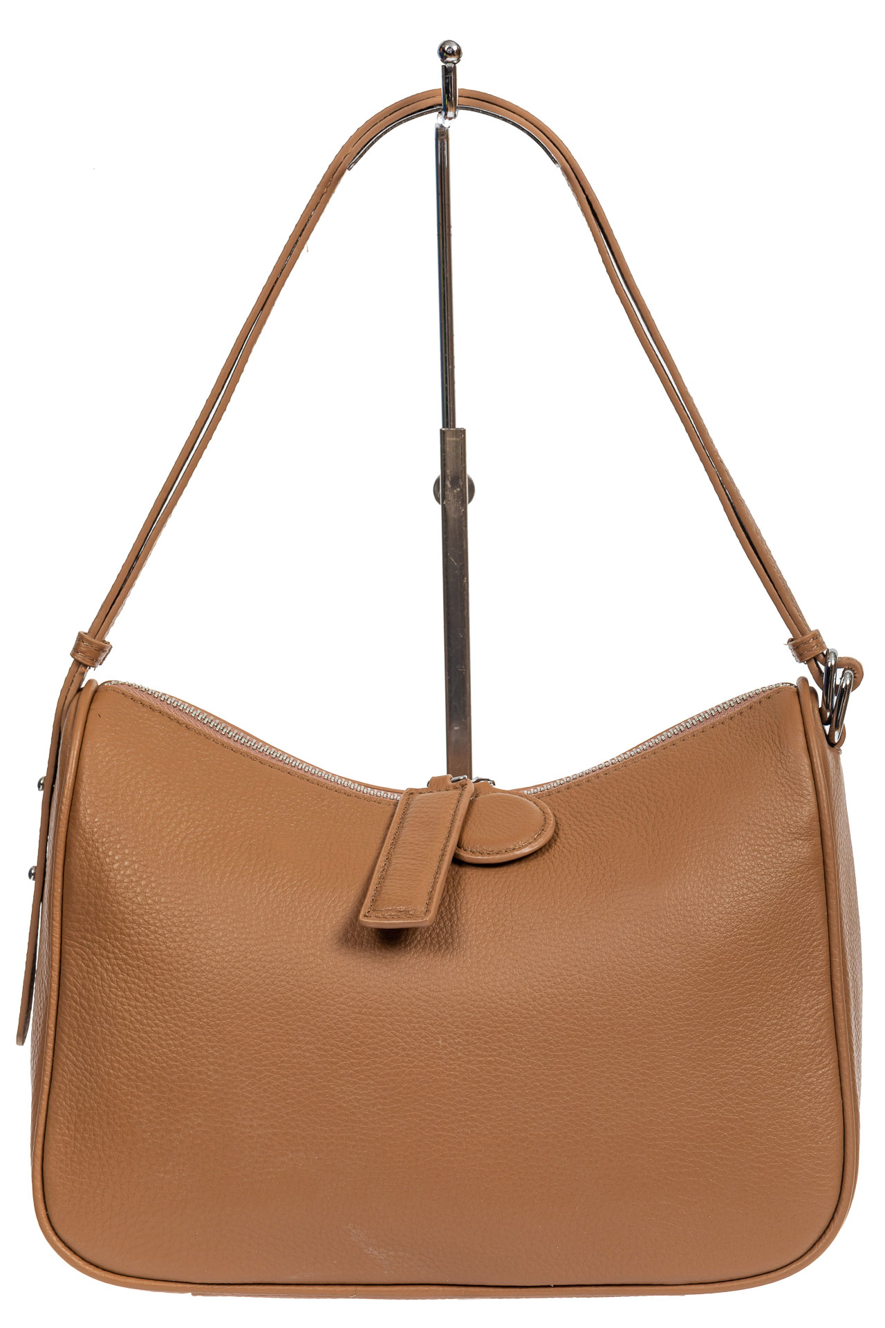 На фото 2 - Женская сумка-седло из фактурной натуральной кожи с подвесками, цвет бежевый