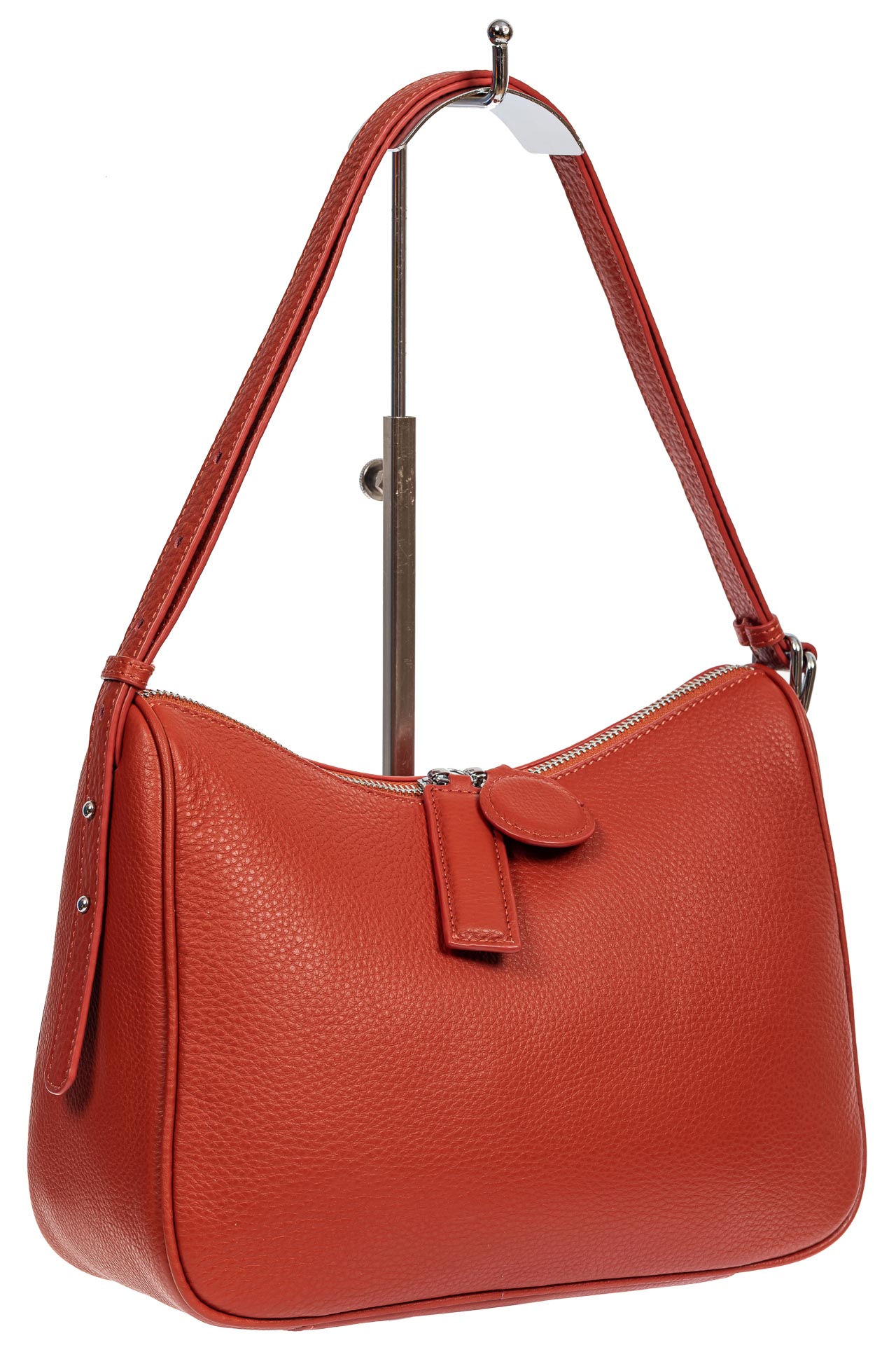 На фото 1 - Женская сумка-седло из фактурной натуральной кожи с подвесками, цвет кирпичный