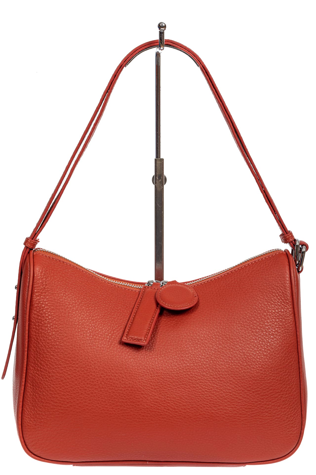 На фото 2 - Женская сумка-седло из фактурной натуральной кожи с подвесками, цвет кирпичный