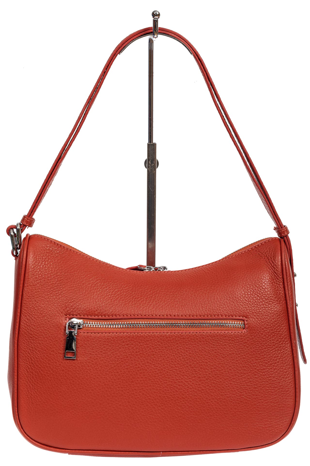 На фото 3 - Женская сумка-седло из фактурной натуральной кожи с подвесками, цвет кирпичный