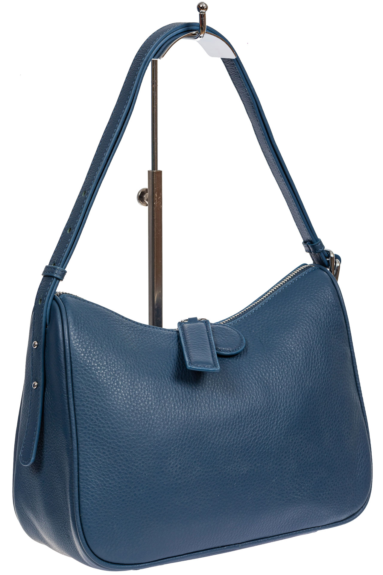 На фото 1 - Женская сумка-седло из фактурной натуральной кожи с подвесками, цвет синий