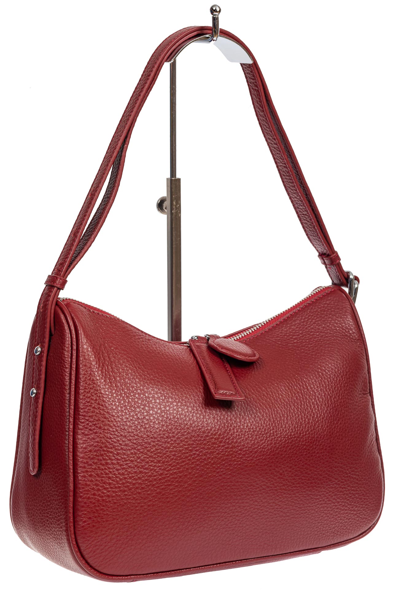 На фото 1 - Женская сумка-седло из фактурной натуральной кожи с подвесками, цвет бордовый