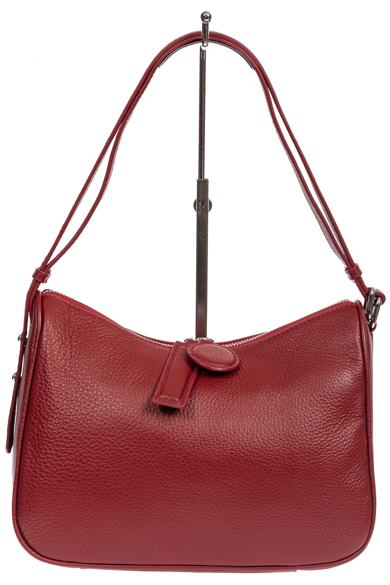 На фото 2 - Женская сумка-седло из фактурной натуральной кожи с подвесками, цвет бордовый