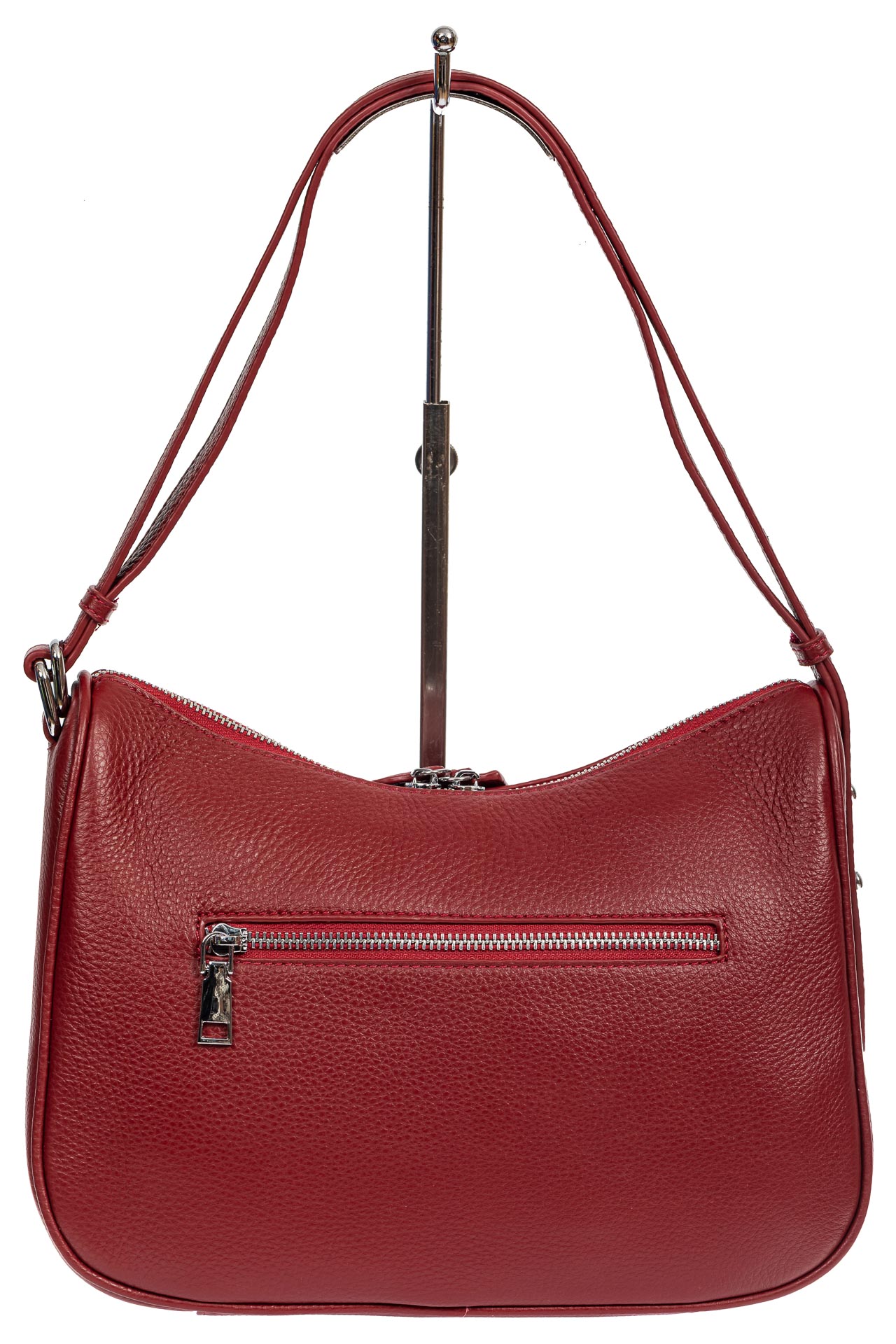 На фото 3 - Женская сумка-седло из фактурной натуральной кожи с подвесками, цвет бордовый