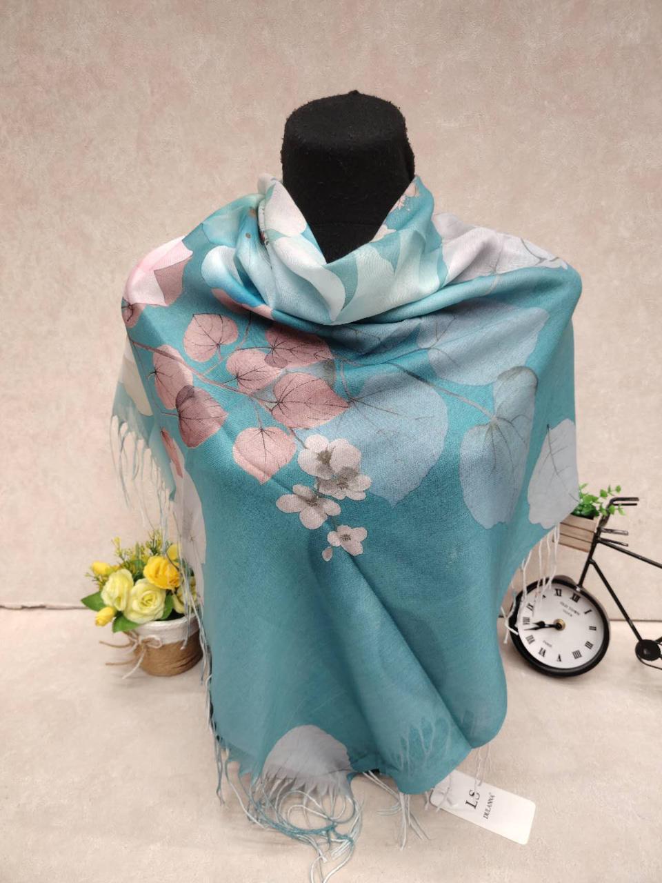 На фото 1 - Женский платок из кашемира, мультицвет