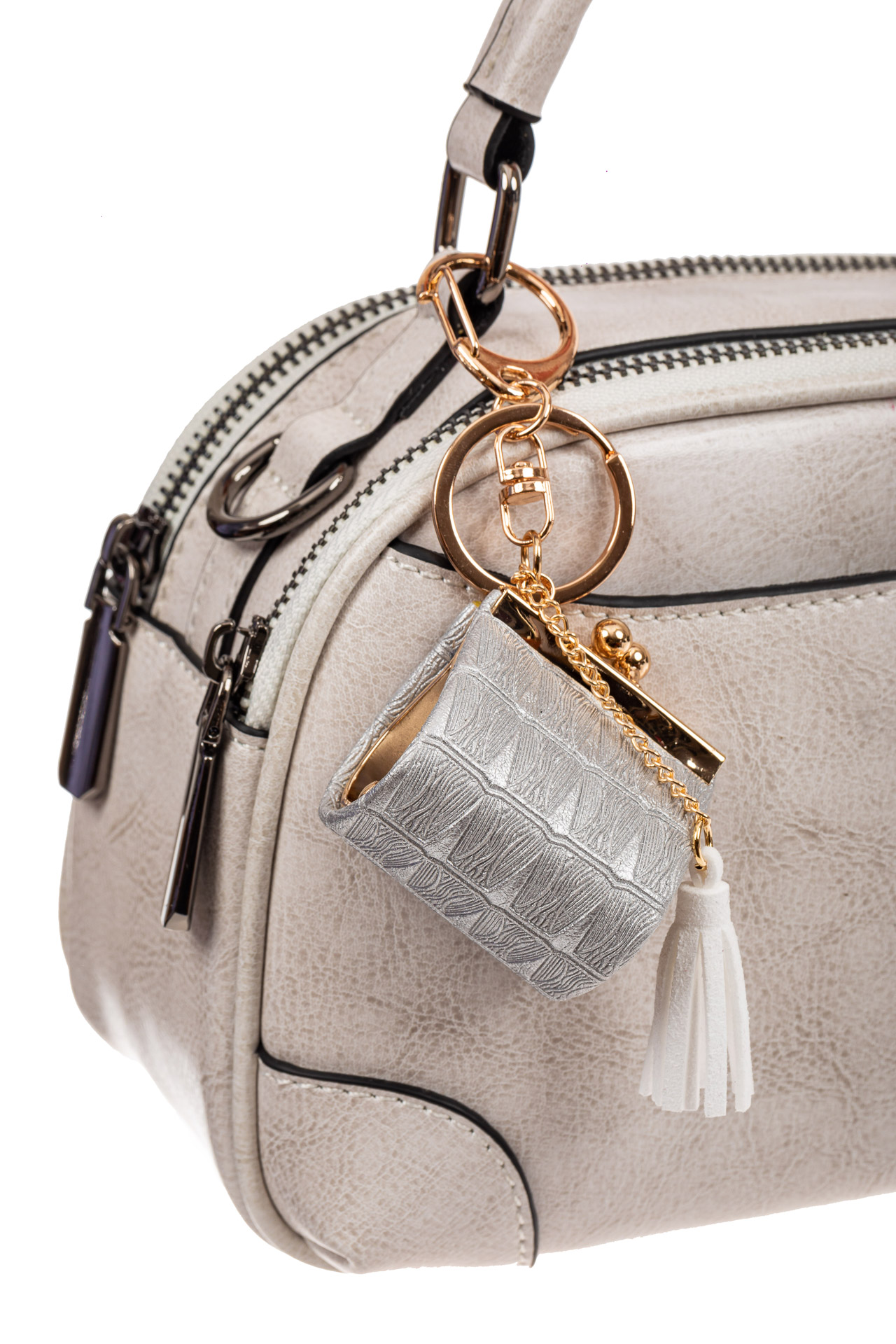 На фото 2 - Брелок сумка с фермуаром на карабине, цвет серебро