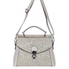 На фото 2 - Женская сумка из экокожи с ажурным цветочным принтом, цвет светло-серый