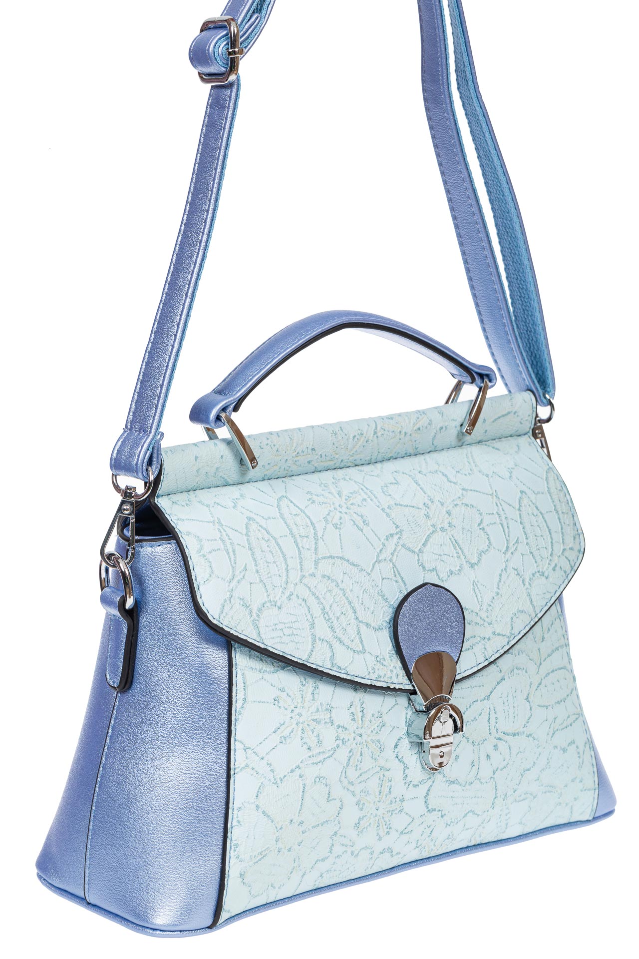 На фото 1 - Женская сумка из экокожи с ажурным цветочным принтом, цвет голубой