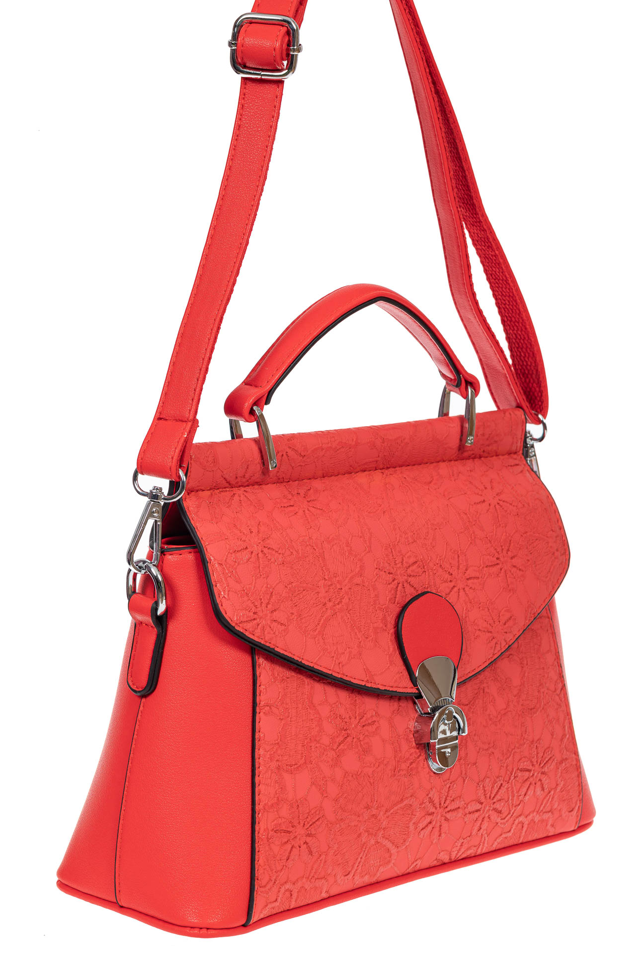 На фото 1 - Женская сумка из экокожи с ажурным цветочным принтом, цвет красный