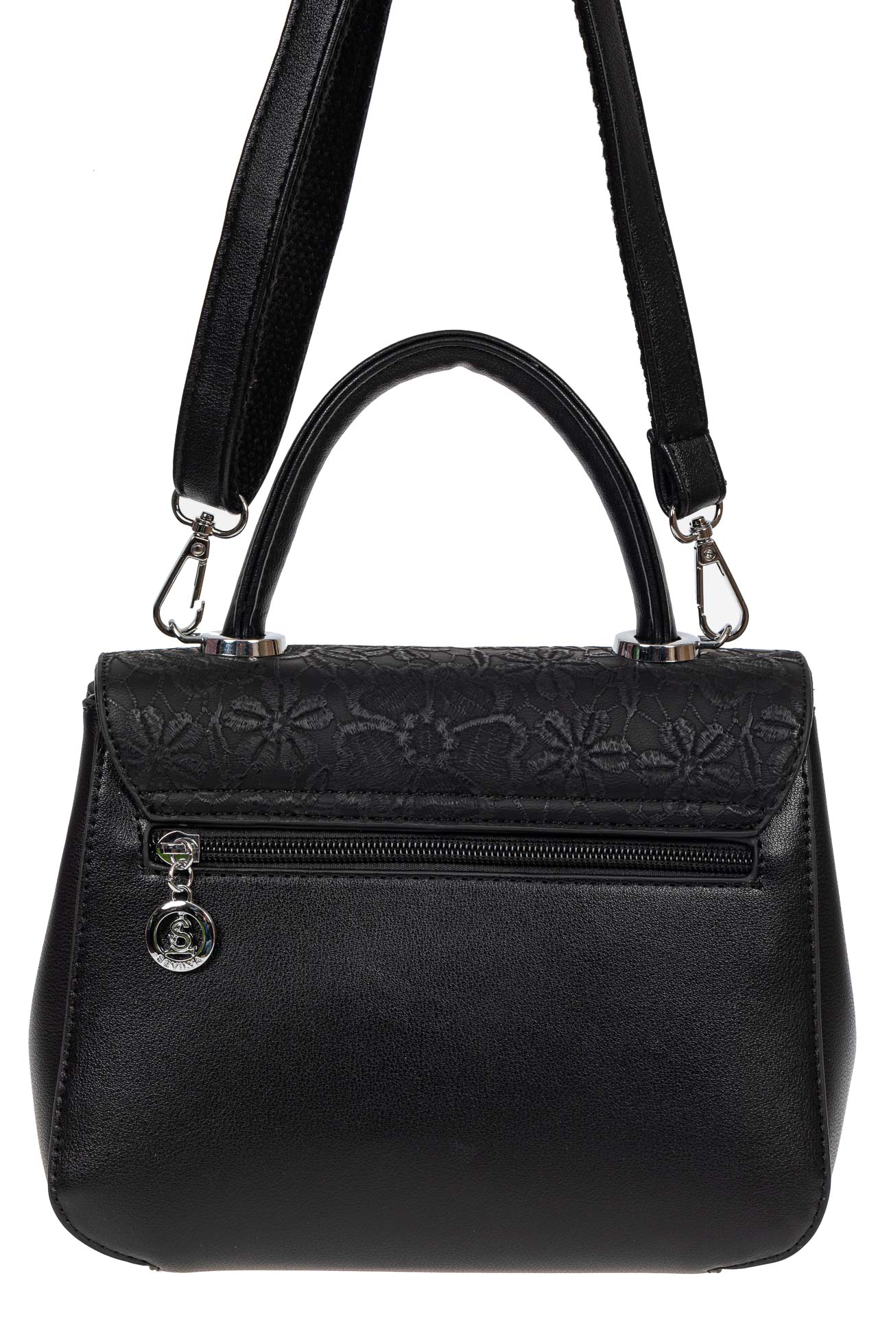 На фото 3 - Небольшая женская сумка из экокожи с ажурным цветочным принтом, чёрная