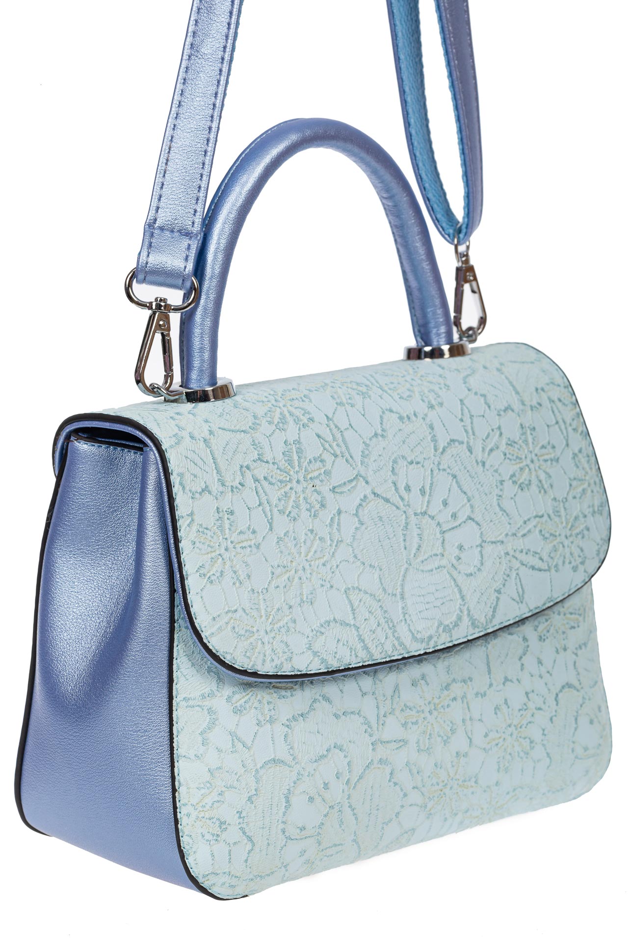 На фото 1 - Небольшая женская сумка из экокожи с ажурным цветочным принтом, голубая