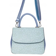 На фото 2 - Небольшая женская сумка из экокожи с ажурным цветочным принтом, голубая