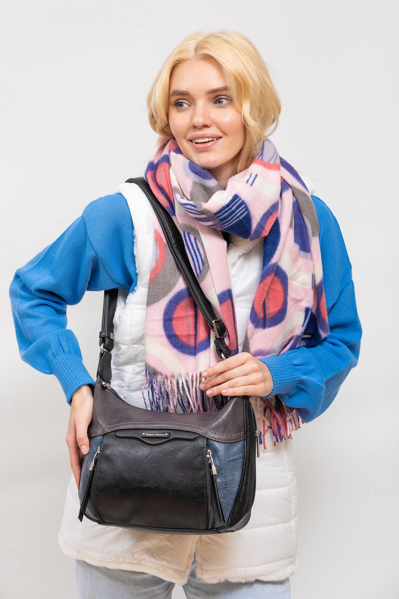 На фото 1 - Женская классическая сумка из искусственной кожи, цвет черный с синим