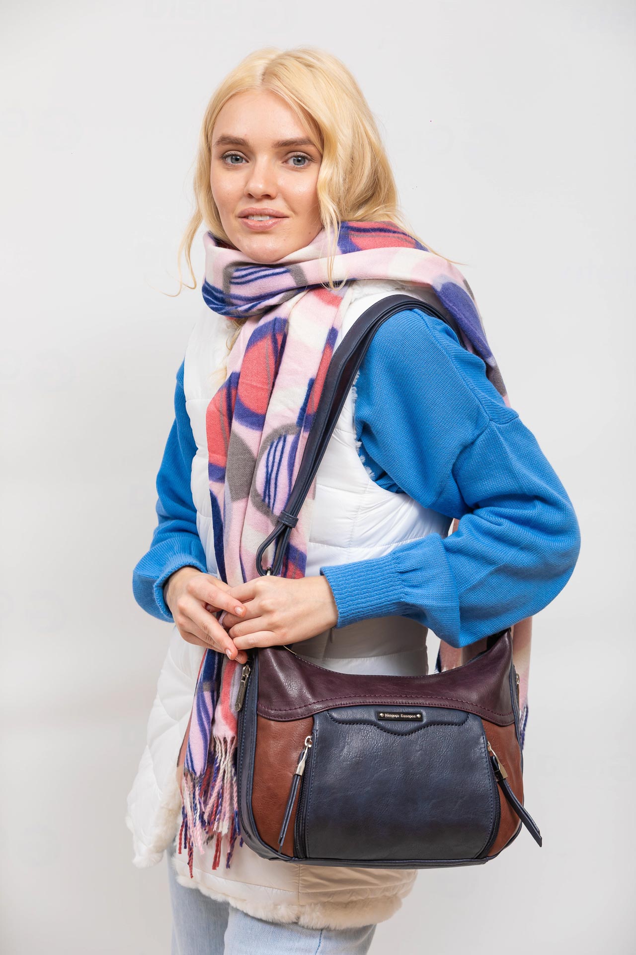 На фото 1 - Женская классическая сумка из искусственной кожи, цвет синий с бордовым и коричневым