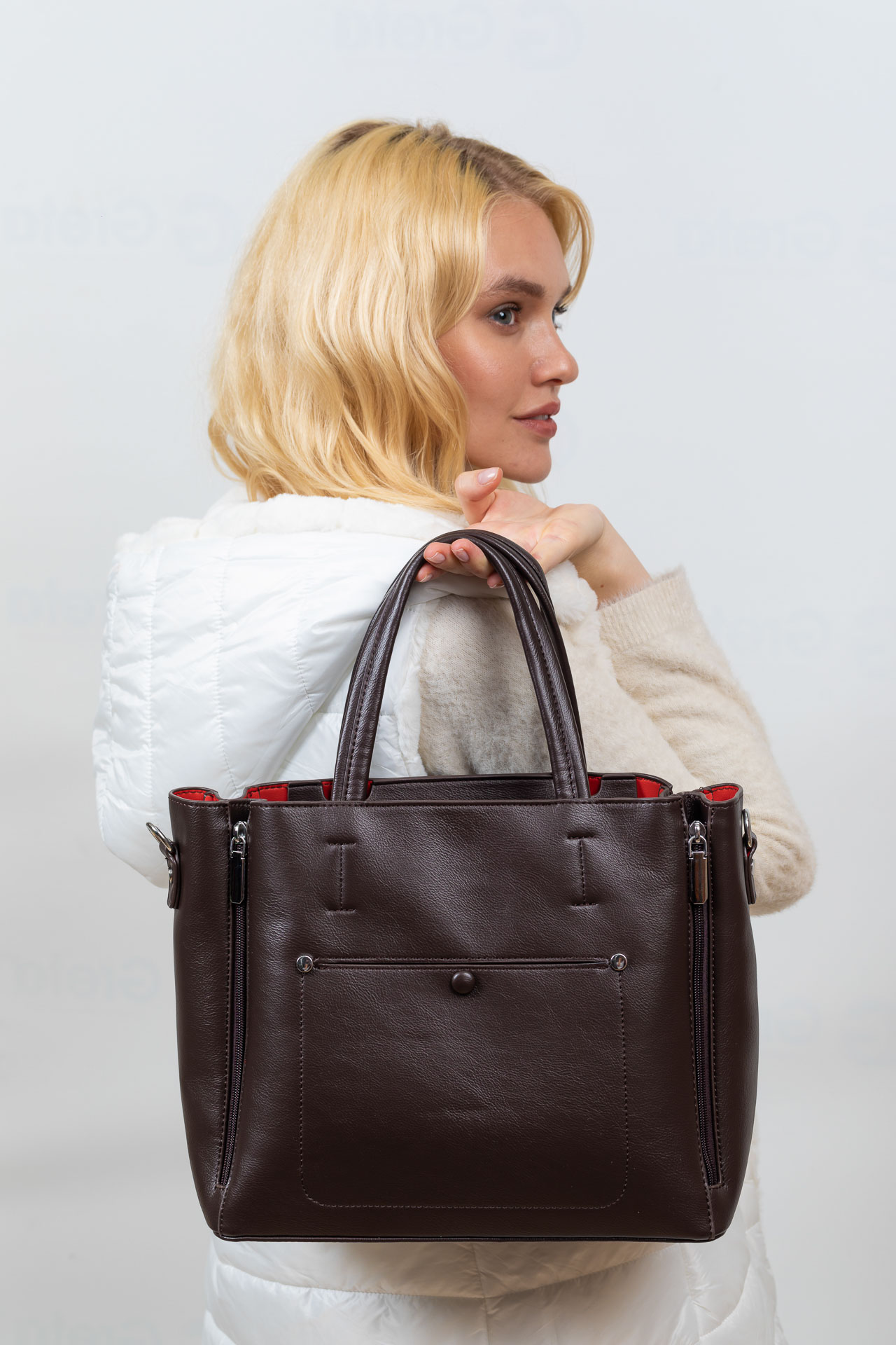 На фото 1 -  Женская сумка тоут из гладкой экокожи, цвет шоколад