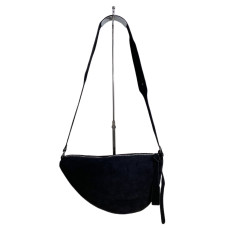 На фото 1 - Женская сумка-седло из искусственной замши, цвет черный На фото 1 - Женская сумка-седло из искусственной замши, цвет черный