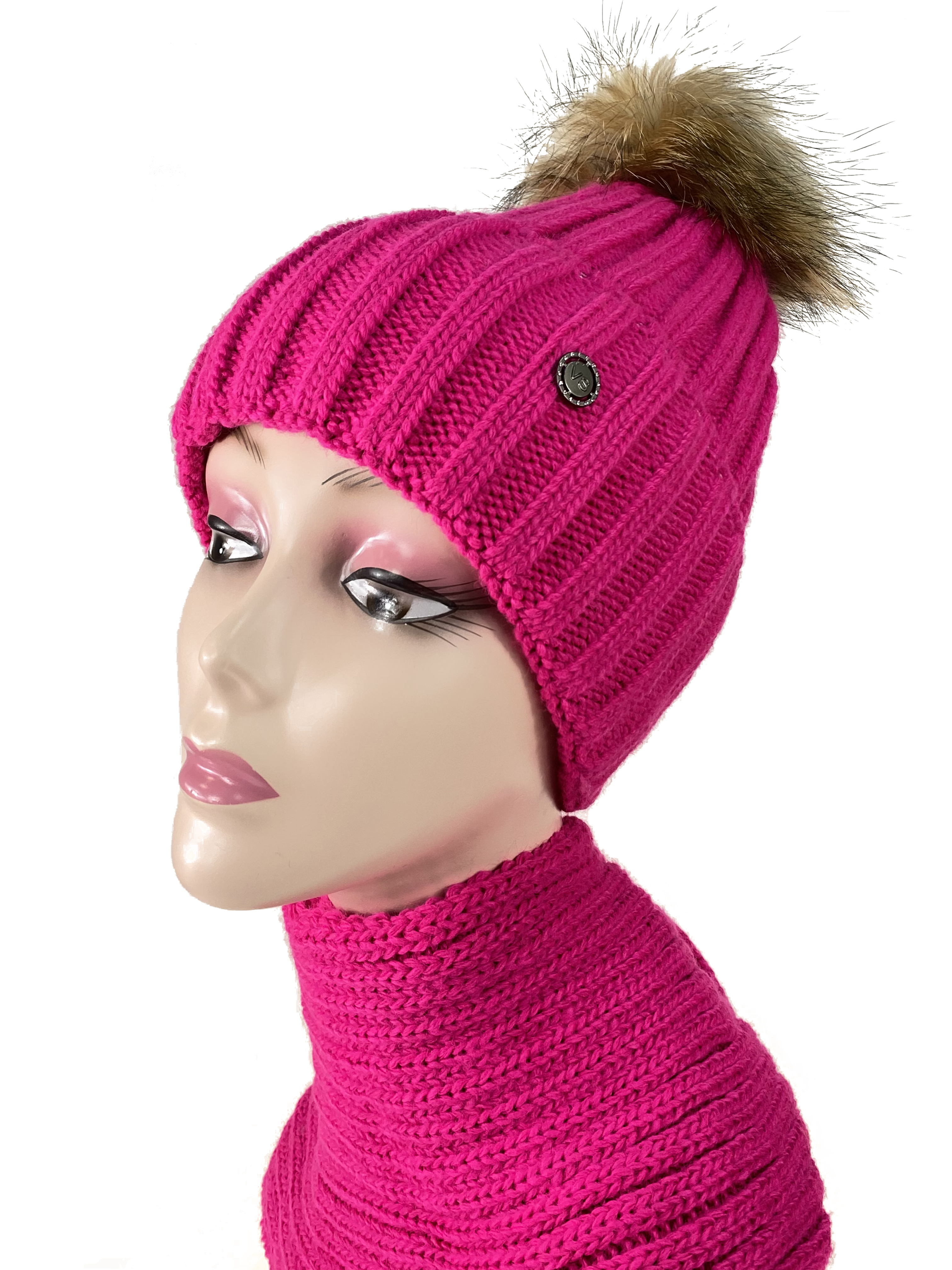 На фото 1 - Комплект шапка женская и снуд, цвет ярко розовый