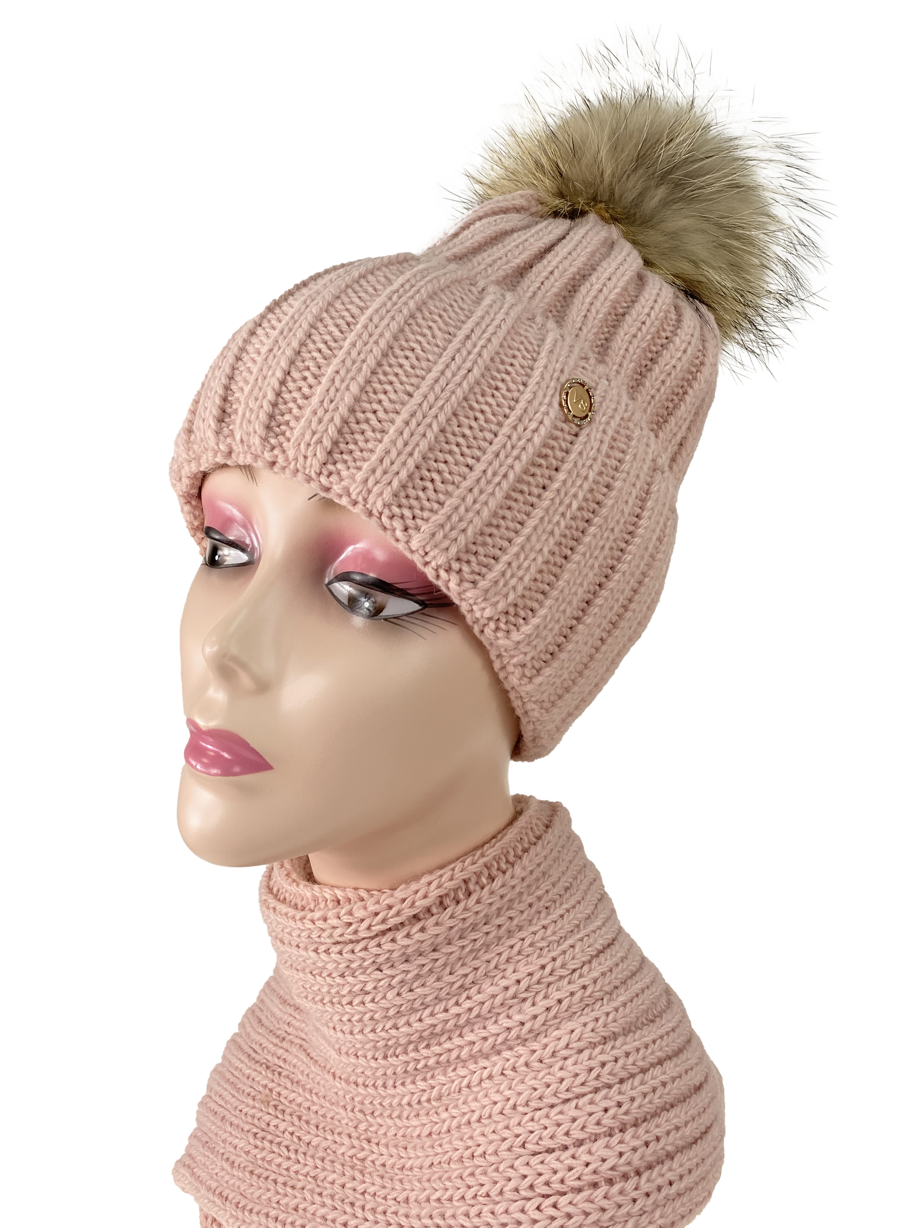 На фото 1 - Комплект шапка женская и снуд, цвет светло розовый