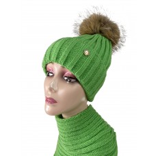 На фото 1 - Комплект шапка женская и снуд, цвет ярко зеленый