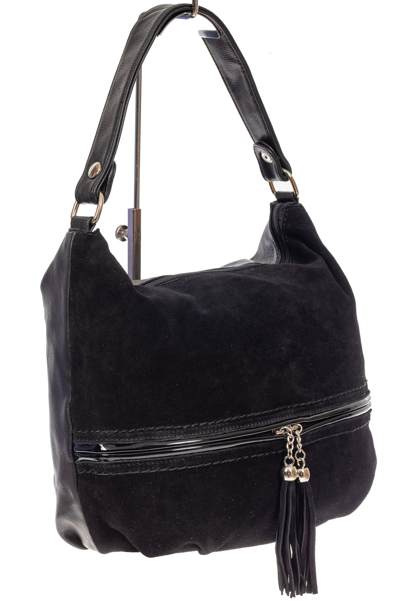 На фото 1 - Женская комбинированная сумка хобо с подвесками-кисточками, цвет чёрный