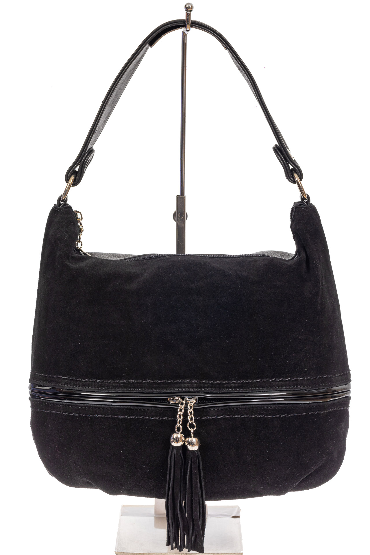 На фото 2 - Женская комбинированная сумка хобо с подвесками-кисточками, цвет чёрный