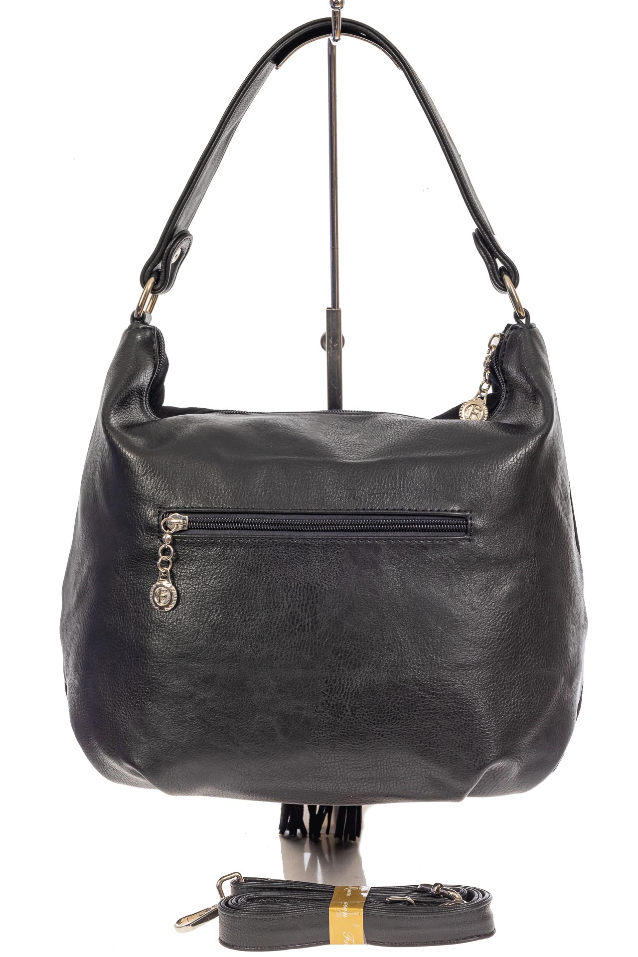 На фото 3 - Женская комбинированная сумка хобо с подвесками-кисточками, цвет чёрный