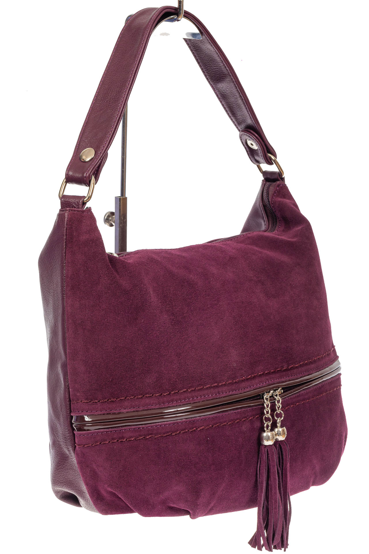 На фото 1 - Женская комбинированная сумка хобо с подвесками-кисточками, цвет баклажан
