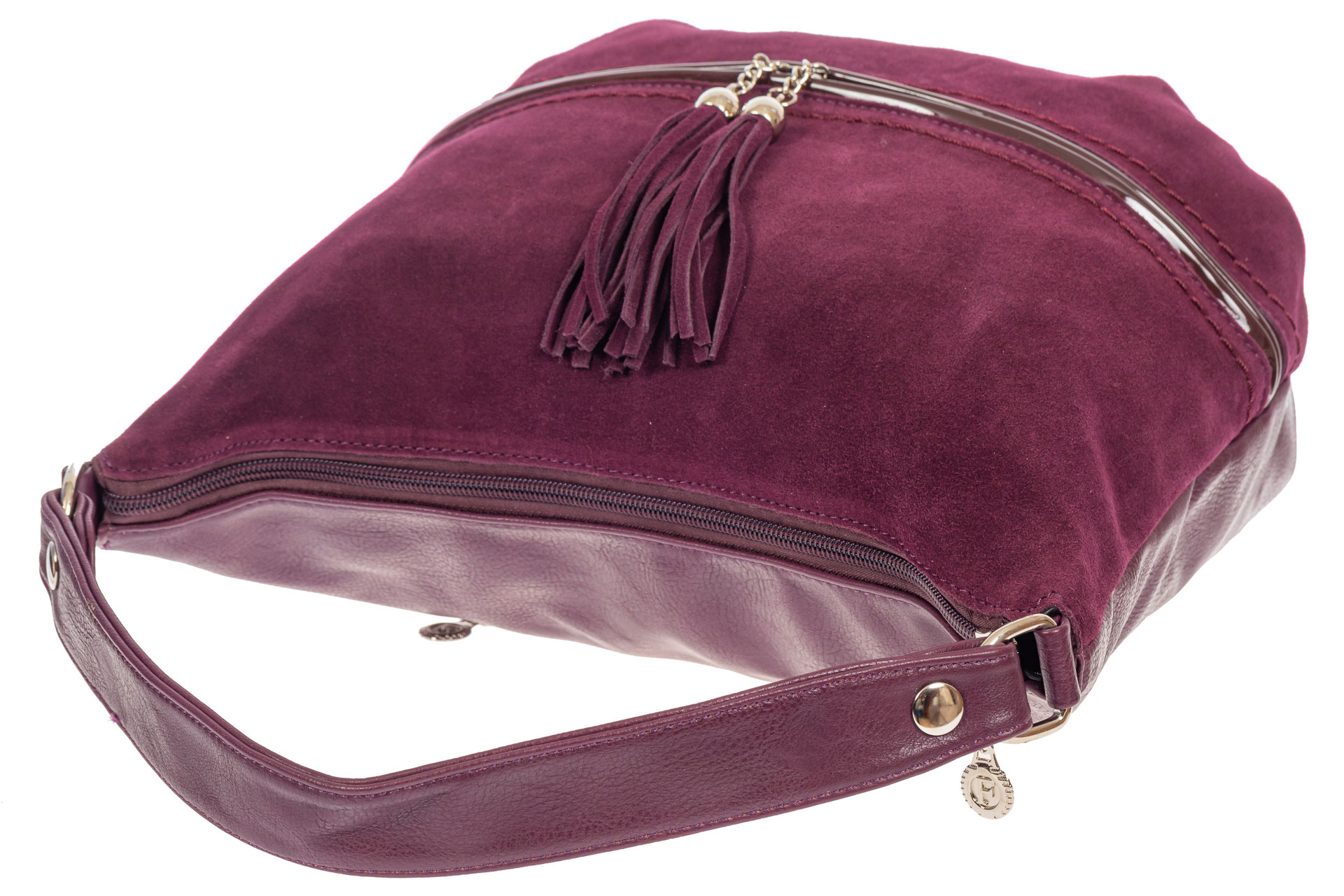 На фото 4 - Женская комбинированная сумка хобо с подвесками-кисточками, цвет баклажан