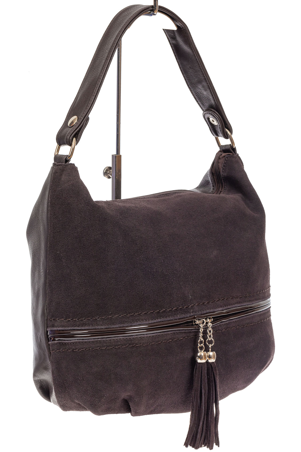 На фото 1 - Женская комбинированная сумка хобо с подвесками-кисточками, цвет кофе