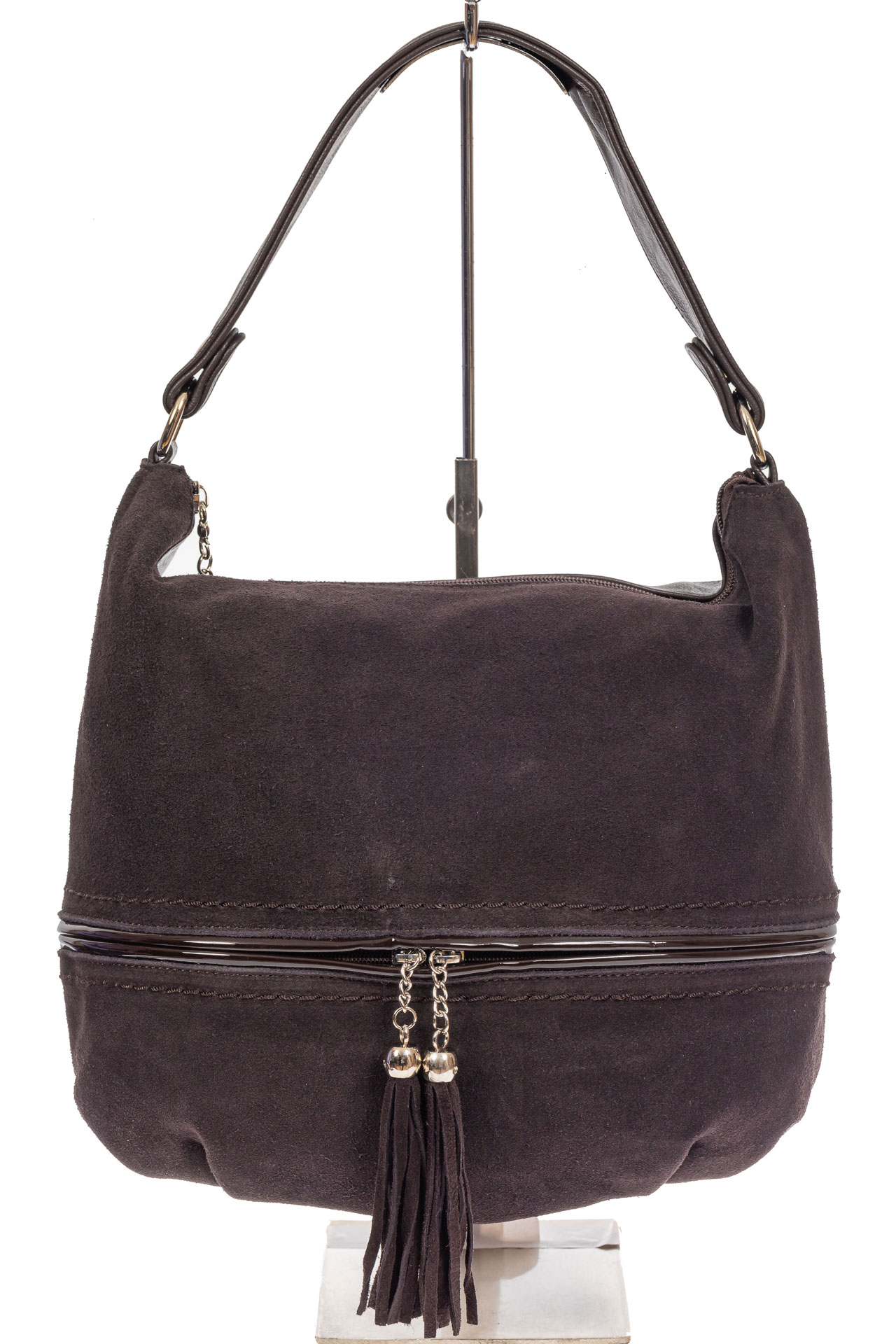 На фото 2 - Женская комбинированная сумка хобо с подвесками-кисточками, цвет кофе