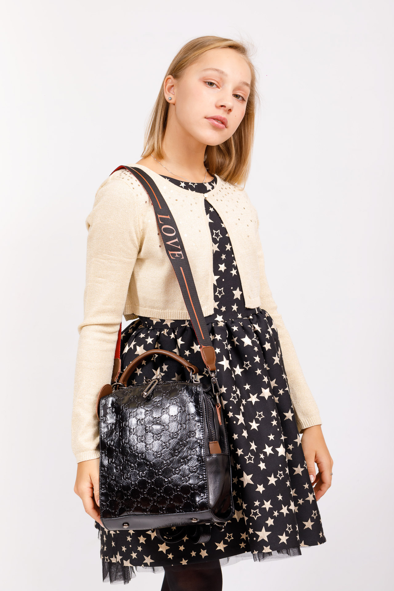 На фото 5 - Сумка женская рюкзак из искусственной кожи с тиснением, цвет черный
