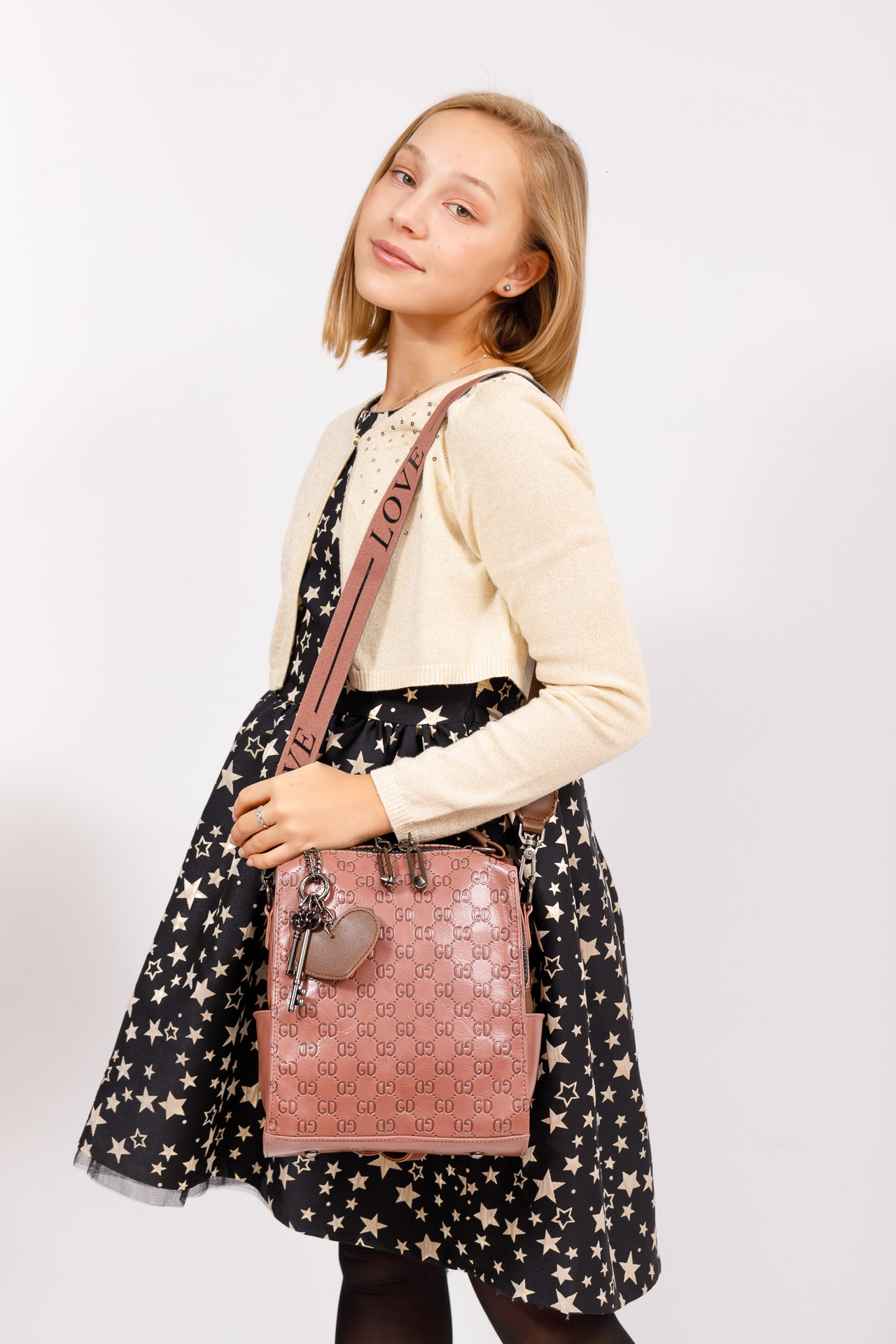 На фото 5 - Сумка женская рюкзак из искусственной кожи с тиснением, цвет пудра