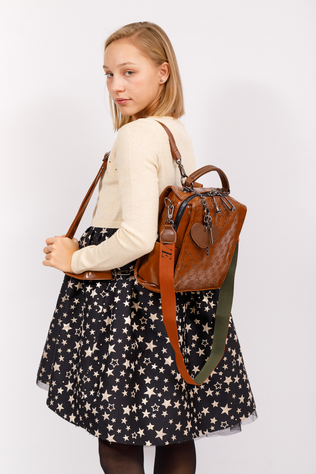 На фото 5 - Сумка женская рюкзак из искусственной кожи с тиснением, цвет коричневый