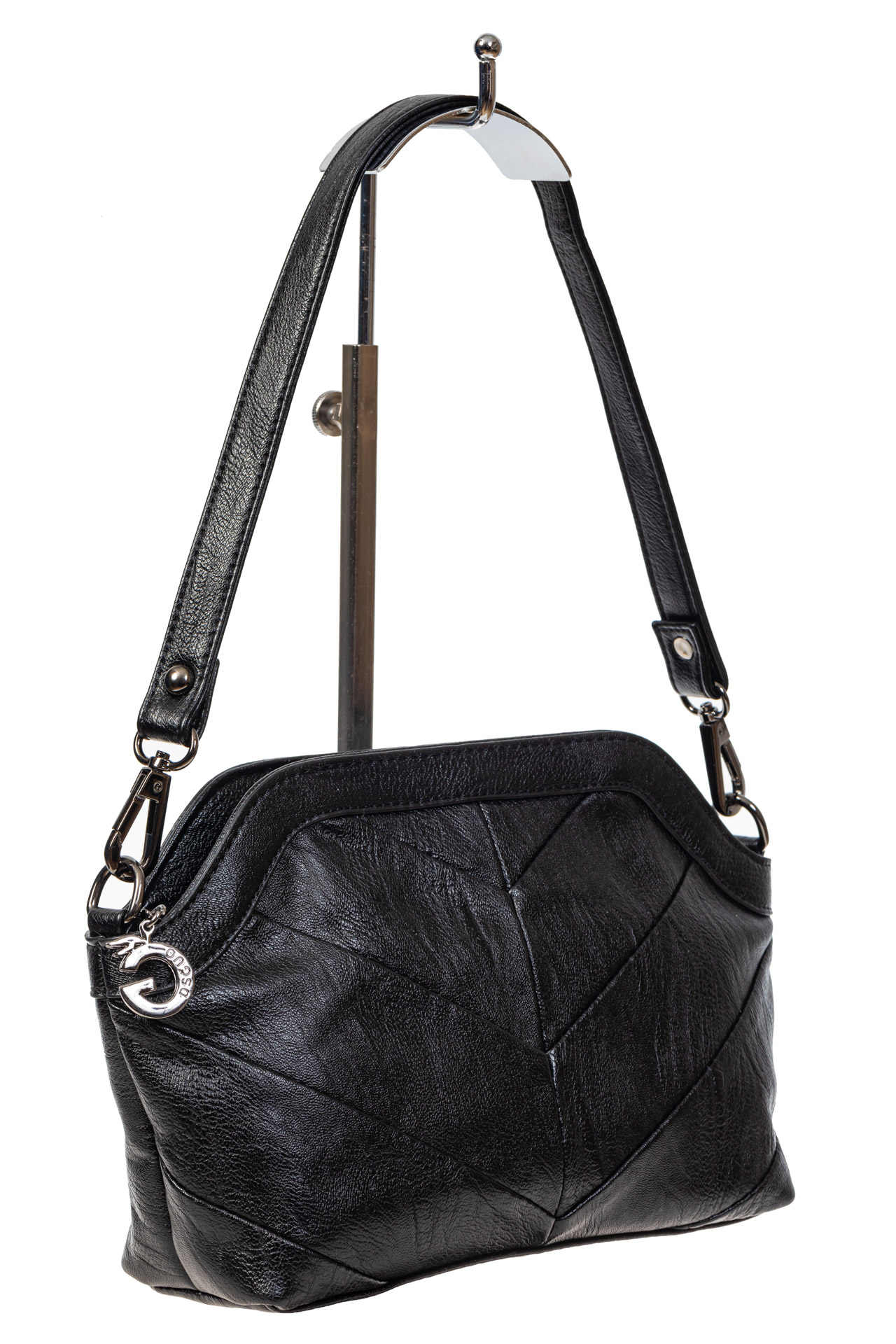 На фото 1 - Женская сумка из искусственной кожи с фигурным верхним краем, цвет чёрный