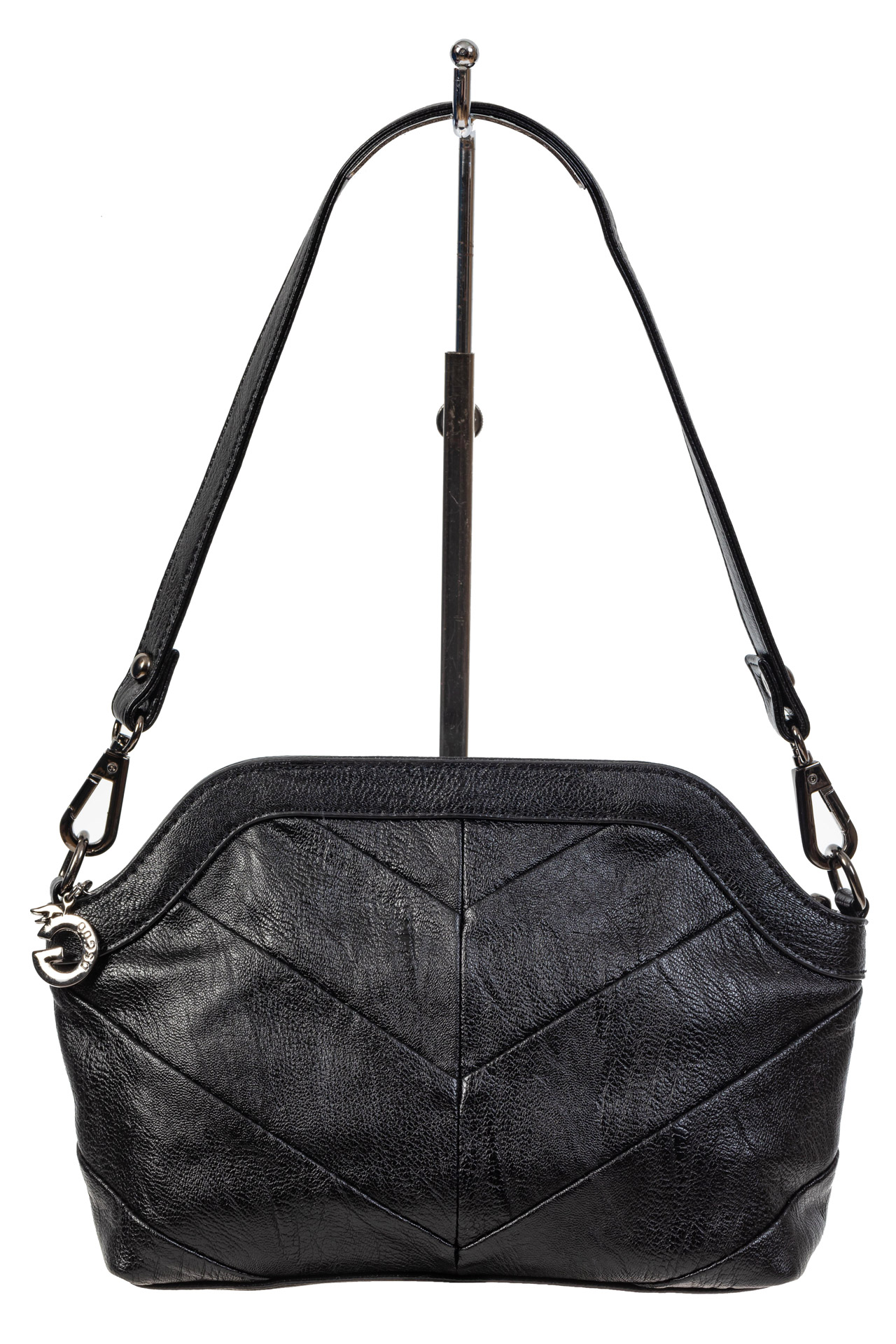 На фото 2 - Женская сумка из искусственной кожи с фигурным верхним краем, цвет чёрный
