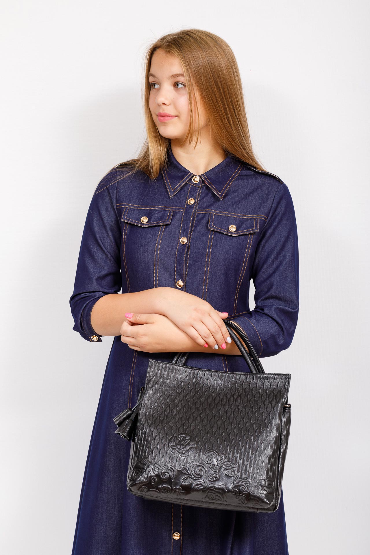 На фото 4 - Женская сумка из натуральной кожи с тиснением, цвет черный