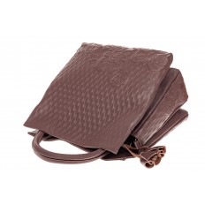 На фото 3 - Женская сумка из натуральной кожи с тиснением, цвет сирень