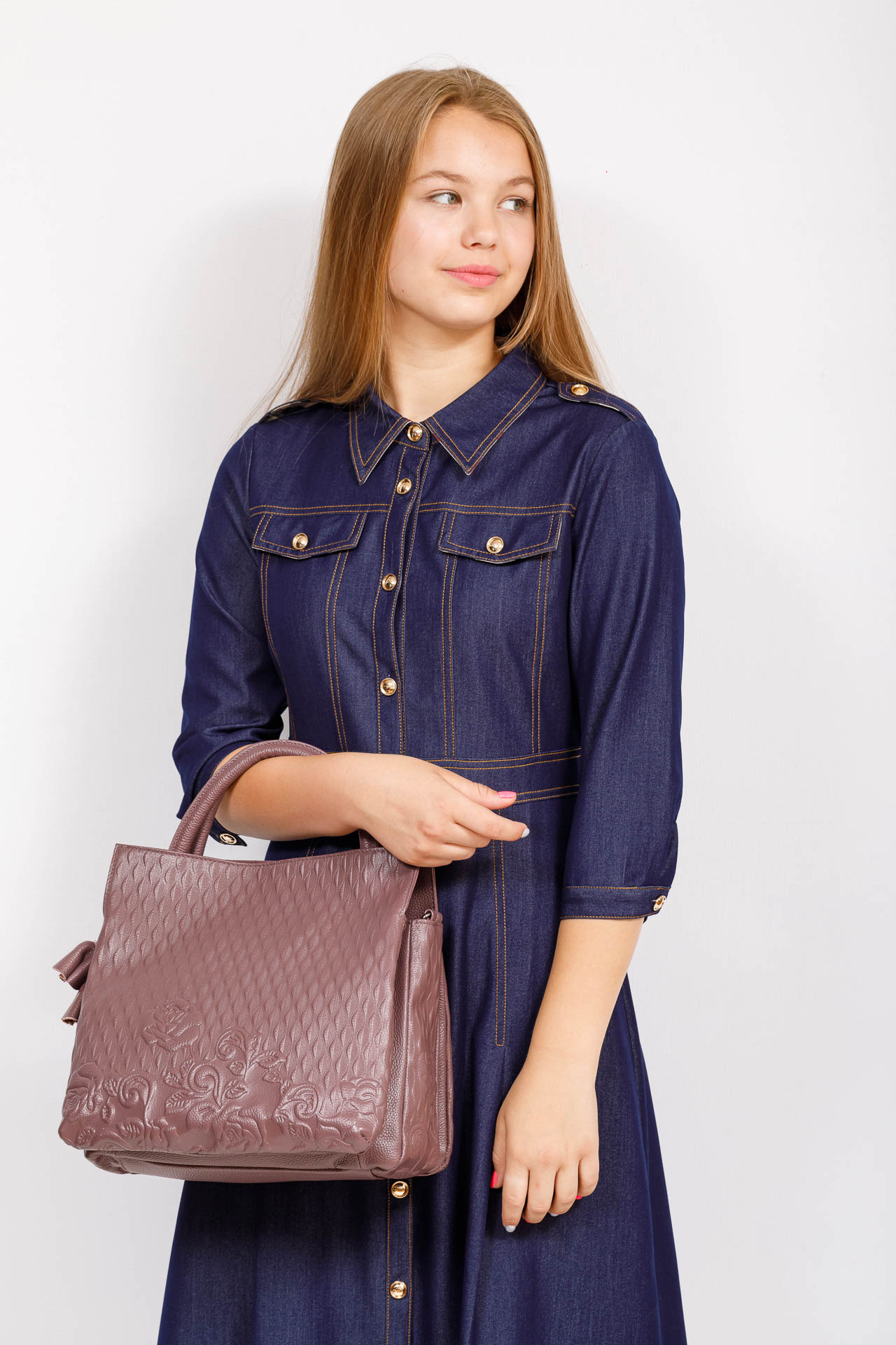 На фото 4 - Женская сумка из натуральной кожи с тиснением, цвет сирень