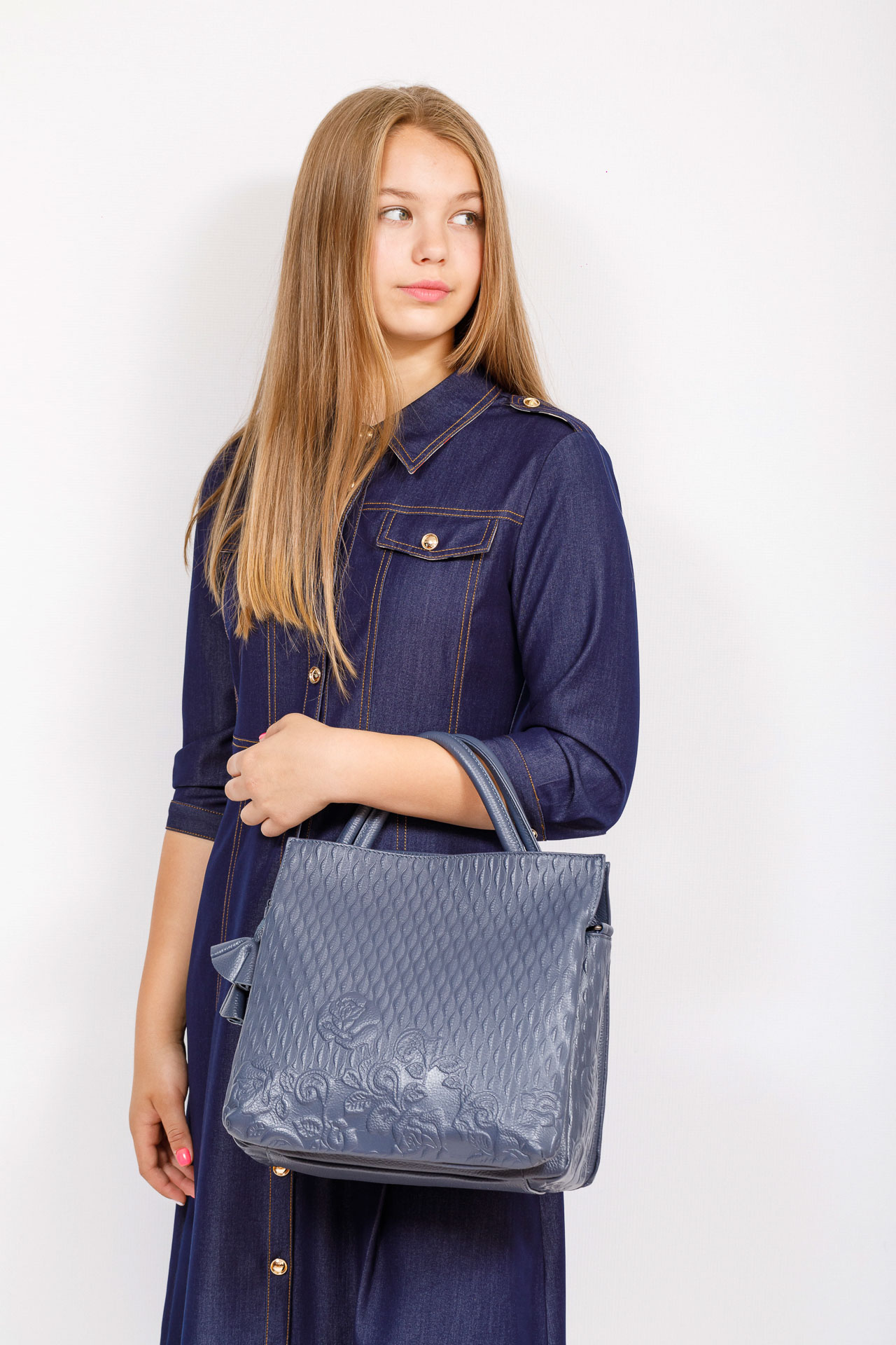 На фото 4 - Женская сумка из натуральной кожи с тиснением, цвет сине-серый