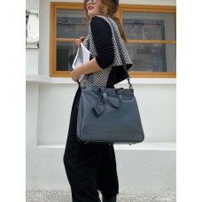 На фото 1 - Женская сумка тоут из натуральной кожи, цвет серый