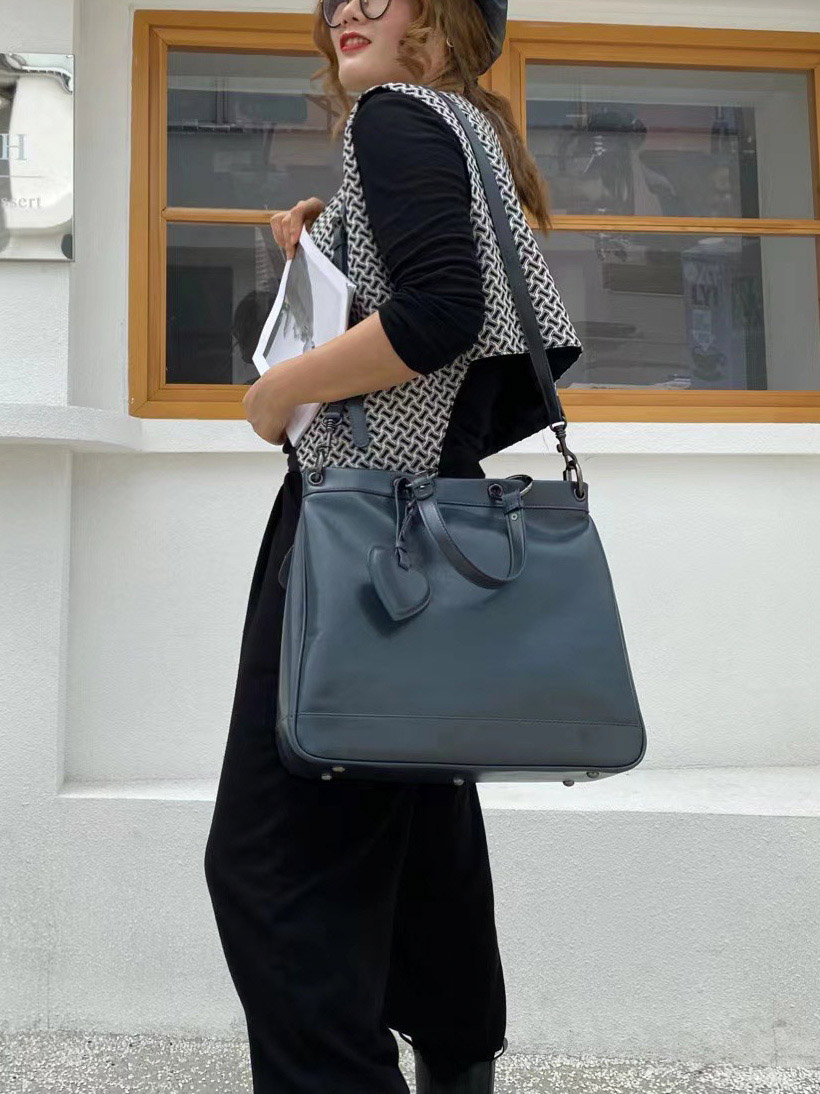 На фото 1 - Женская сумка тоут из натуральной кожи, цвет серый