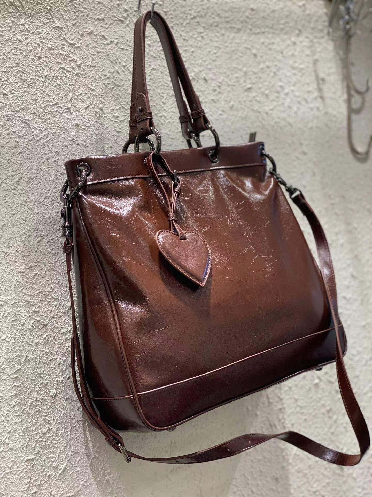 На фото 2 - Женская сумка тоут  из натуральной кожи, цвет шоколад