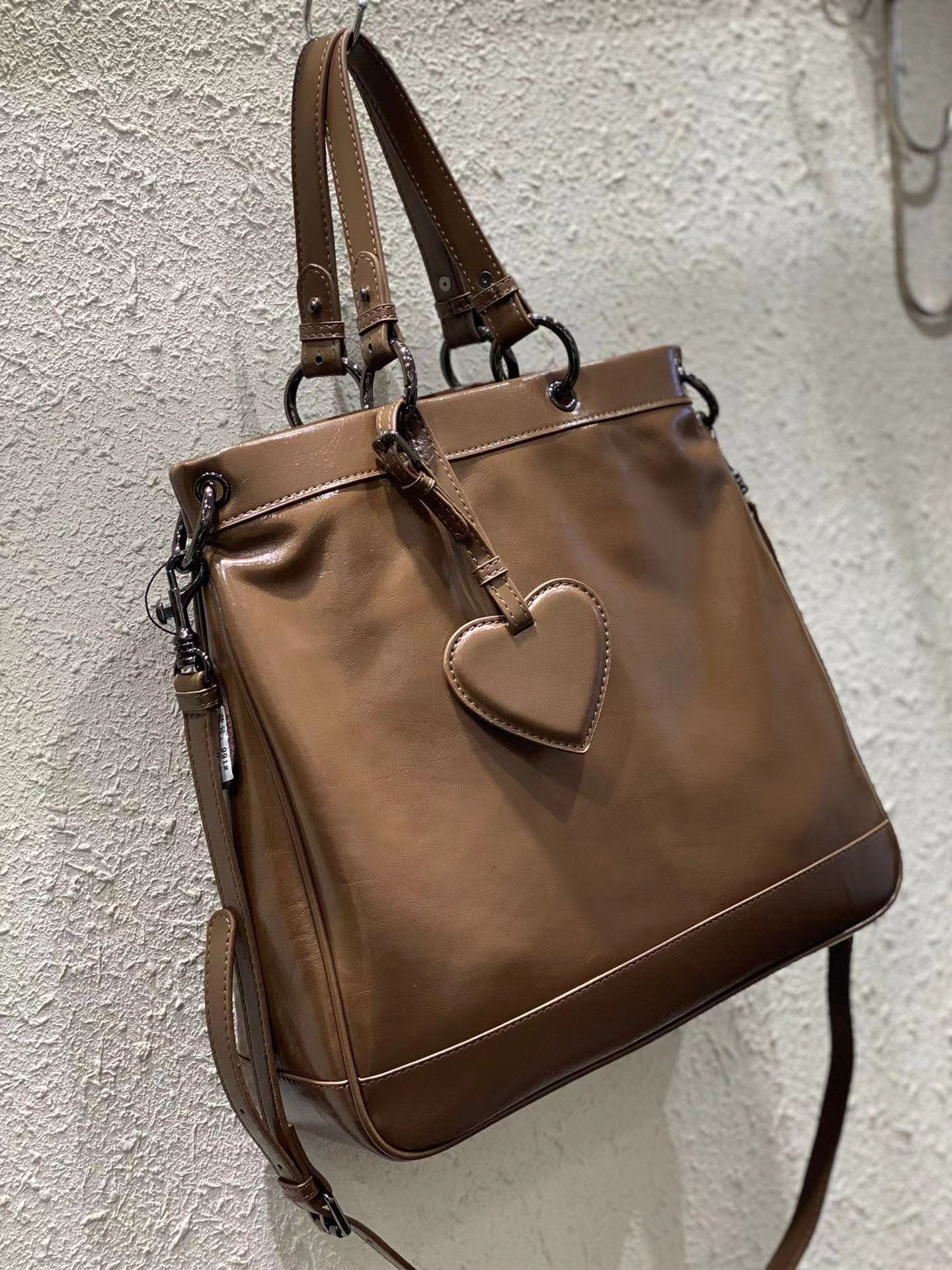 На фото 2 - Женская сумка тоут из натуральной кожи, цвет коричневый