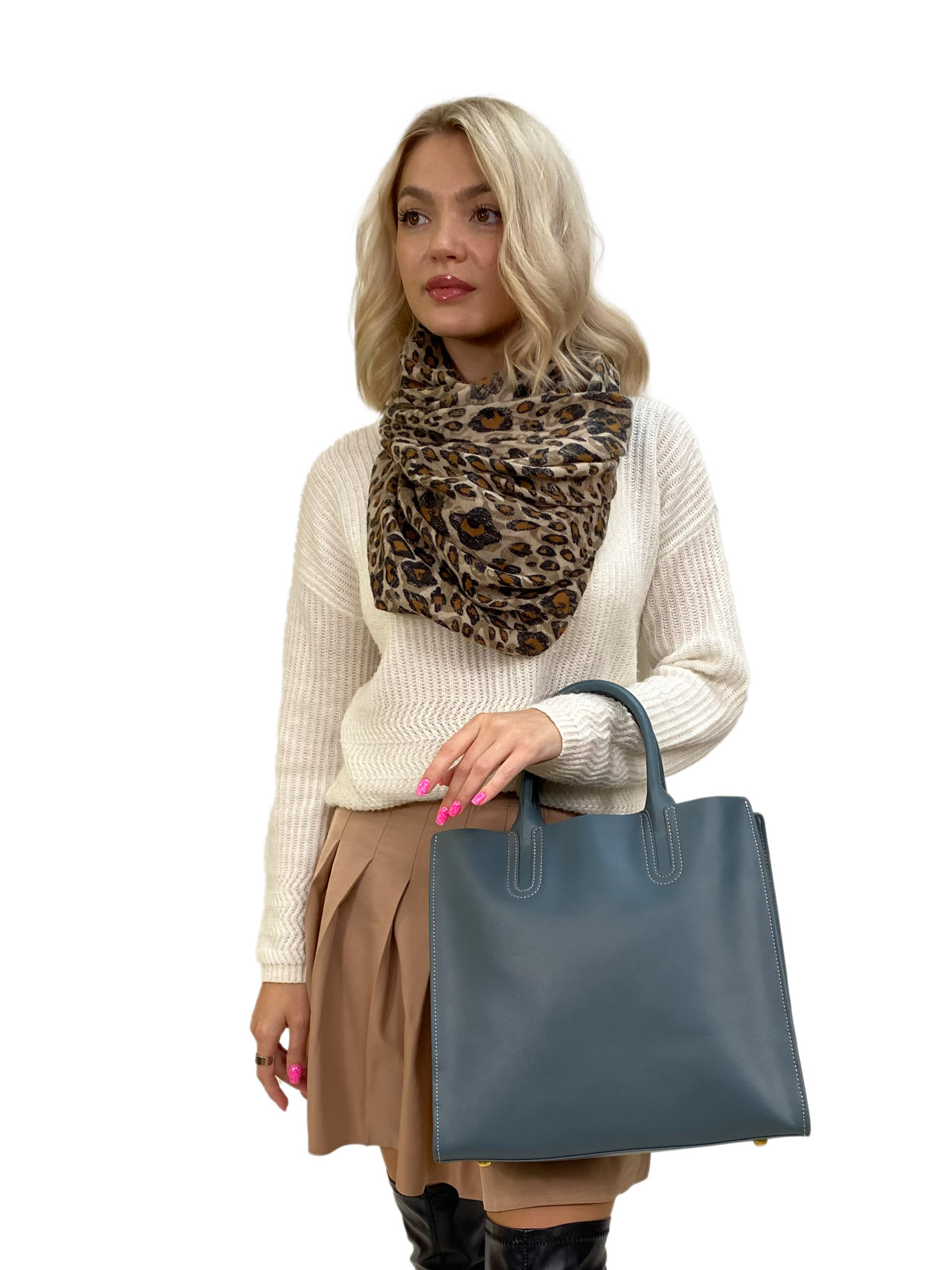 На фото 3 - Женская сумка тоут из натуральной кожи, цвет голубой