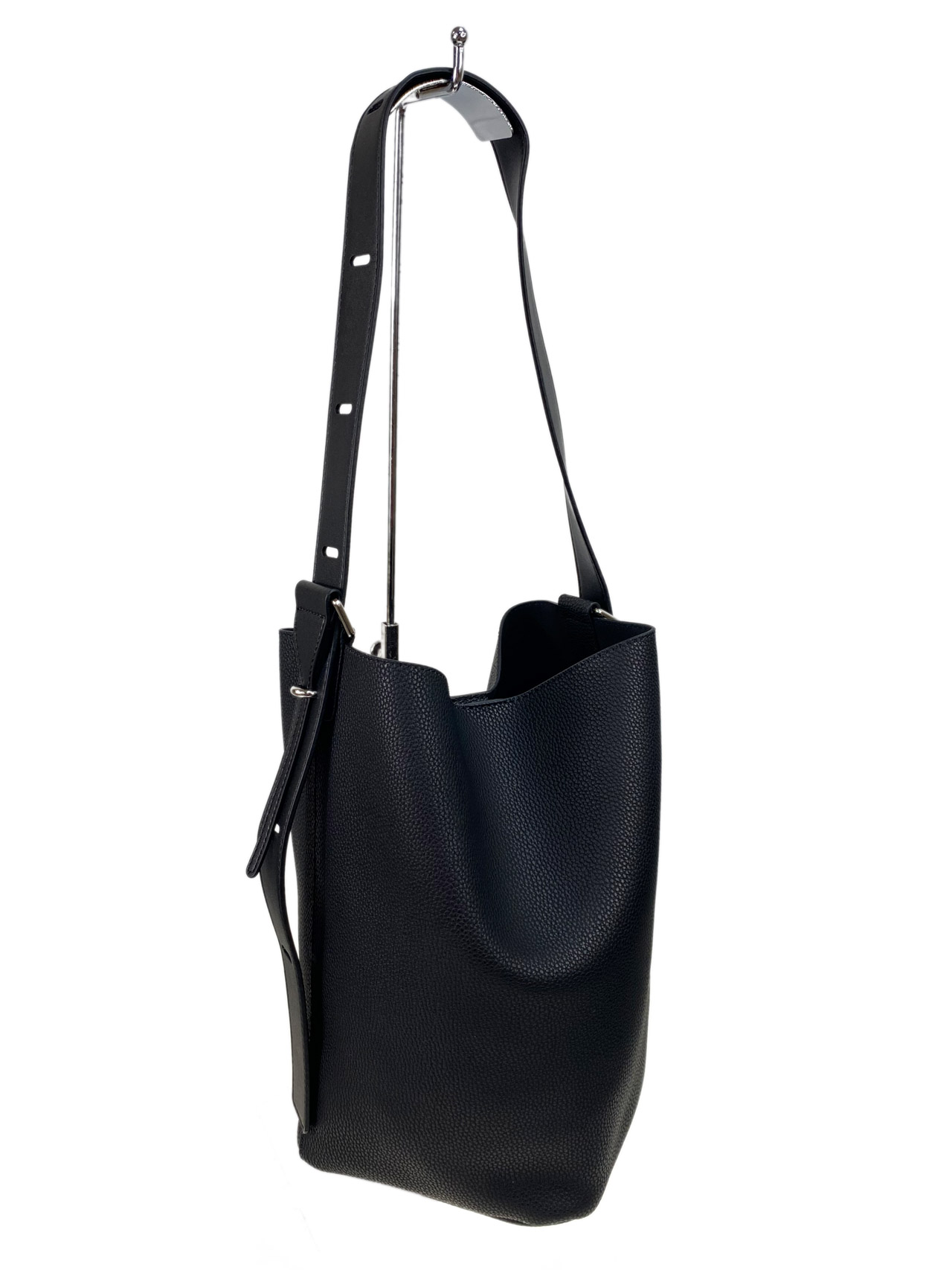 На фото 1 - Женская сумка ведро из натуральной кожи, цвет черный