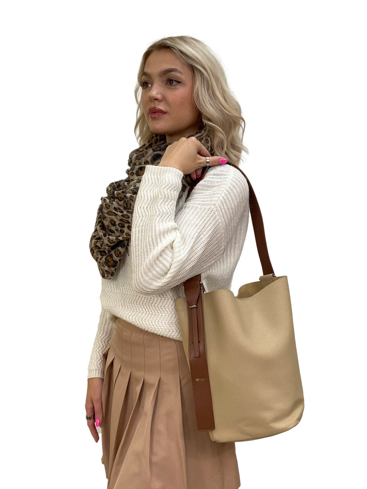На фото 3 - Женская сумка ведро из натуральной кожи, цвет песочный