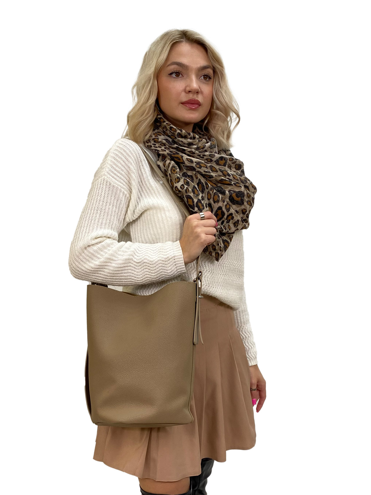 На фото 3 - Женская сумка ведро из натуральной кожи, цвет серо-бежевый