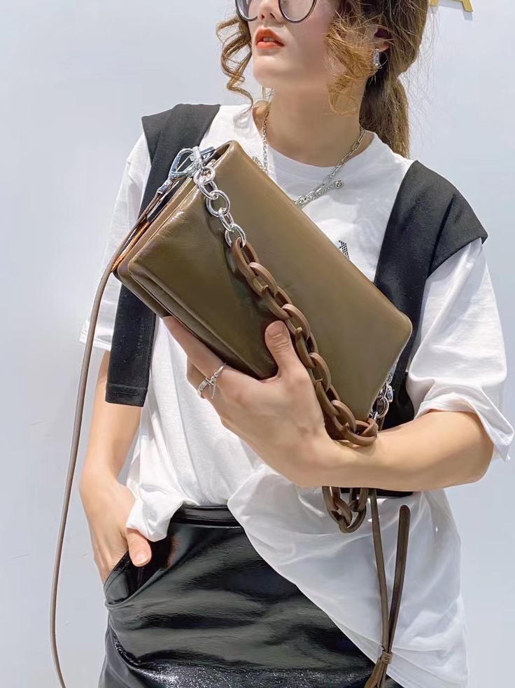 На фото 1 -  Женская сумка кросс-боди из натуральной кожи, цвет коричневый