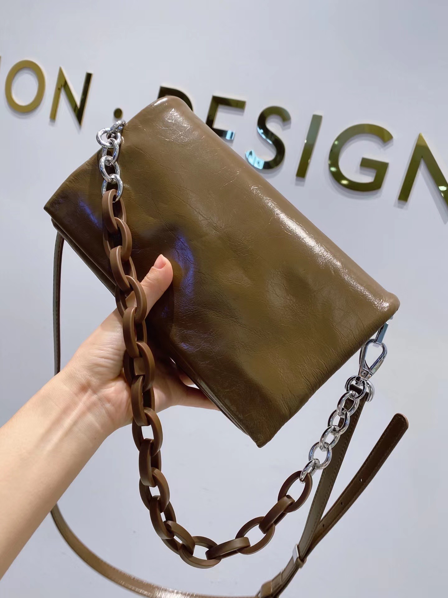 На фото 3 -  Женская сумка кросс-боди из натуральной кожи, цвет коричневый